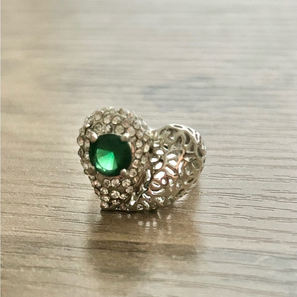 Emerald Green Crystal Silver Heart Filigree Ring - Picture 4 of 7